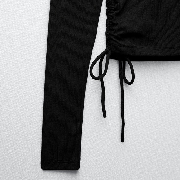 Spotted on Sophie: ZARA RIBBED TOP WITH GATHER DETAIL - Picture 12 of 13